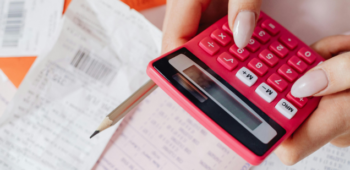 mulher usando calculadora. Planejamento financeiro.