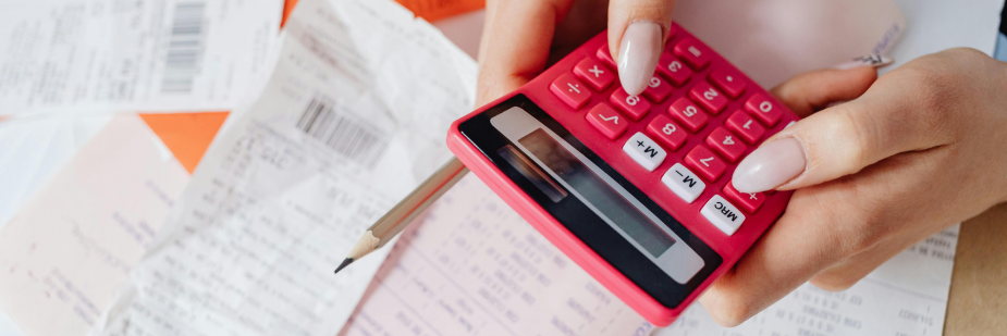 mulher usando calculadora. Planejamento financeiro.