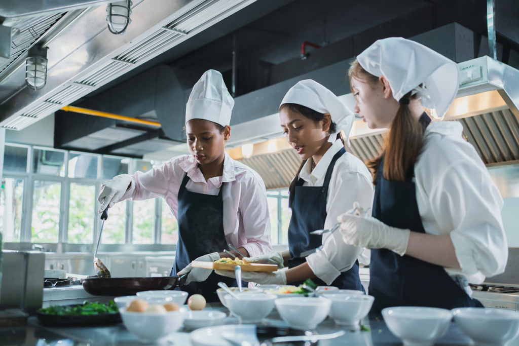 Jovens mulheres em curso de culinária. Graduação em culinária.