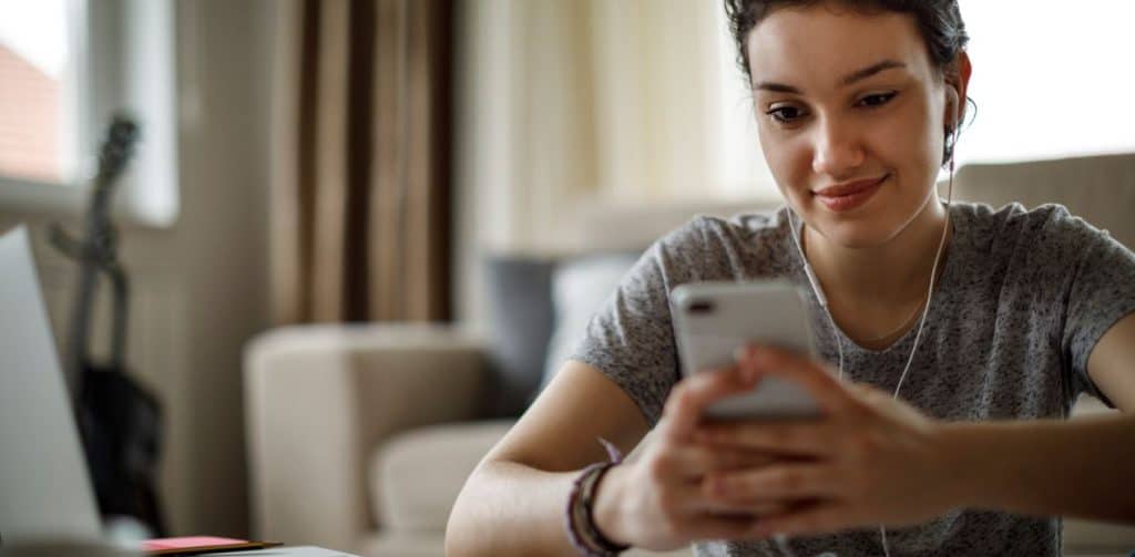 moça estudando pelo celular