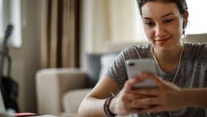 moça estudando pelo celular