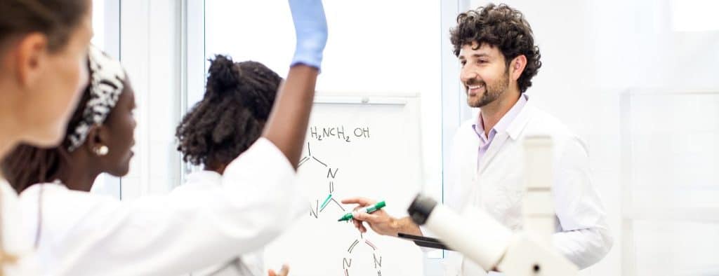 estudantes da faculdade de farmácia em anápolis