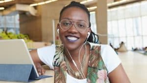 mulher em busca de novas oportunidades de emprego