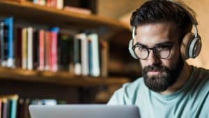 homem escutando os melhores podcasts para estudar
