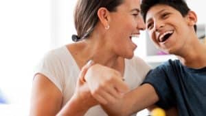 menino com paralisia cerebral e psicóloga