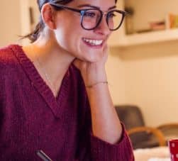 moça estudando disciplinas a distância