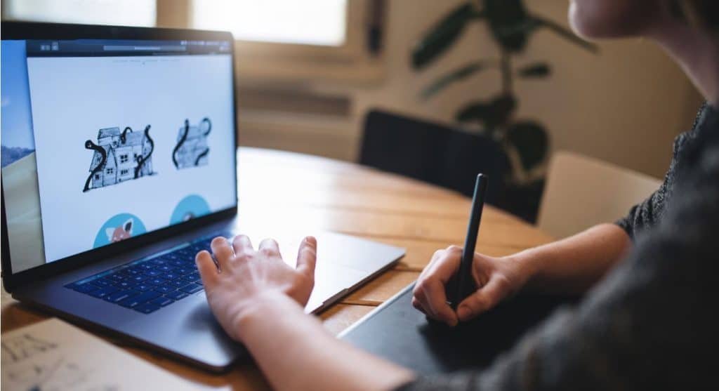 mão e computador trabalhando adobe creative cloud para designers
