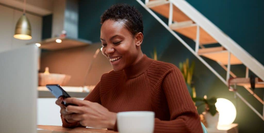 mulher com celular na mão acessando o app consultoria educação