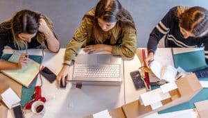 anhanguera estudantes de arquitetura numa mesa