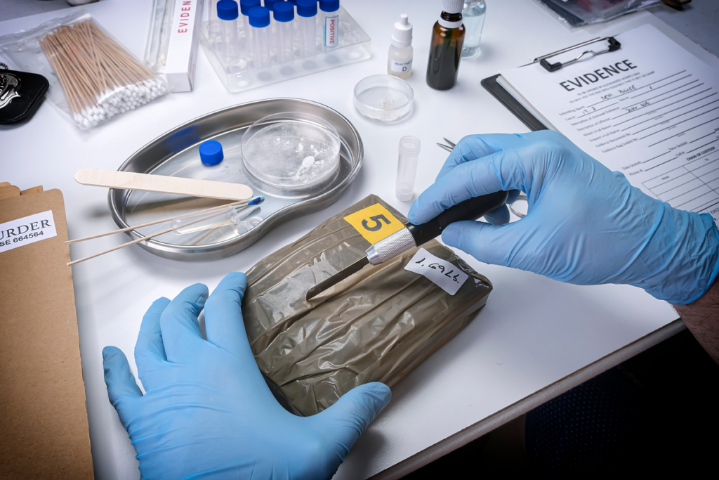 Biomédico forense fazendo análise de materiais. Biomedicina salário.