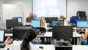 sala de aula engenharia estudando devc++