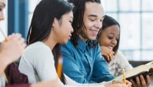 estudantes de faculdade de administração