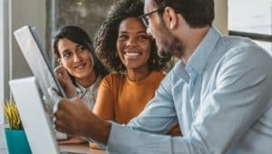 jovens estudando sobre as carreiras mais promissoras