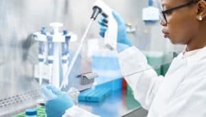 mulher trabalhando nas áreas da biomedicina