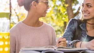 mulheres estudando para o vestibular