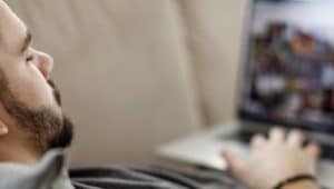 homem assistindo séries sobre profissão para estudantes