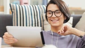 mulher vendo no tablet sobre feira de emprego virtual