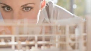 mulher escolhendo entre engenharia civil ou arquitetura