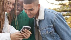 alunos vendo o que é a grade curricular