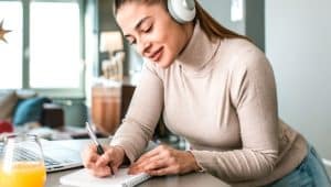 mulher estudando para o vestibular