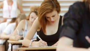 estudante da anhanguera fazendo avaliação de proficiência