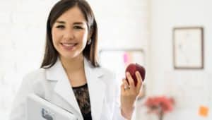 estudante e profissional de nutrição comportamental em consultório