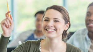 aluna em sala de aula de centro universitário