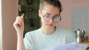 mulher analisando grade de matérias para o vestibular