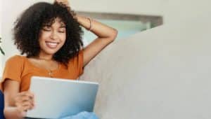 mulher vendo como estudar a distância