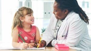 profissional de pedagogia hospitalar e criança