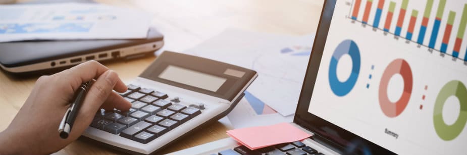 calculadora e computador representando gestão financeira