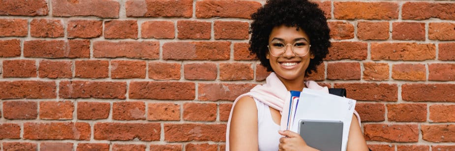 estudante de faculdade com livros na mão