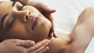 mulher fazendo fisioterapia dermatofuncional