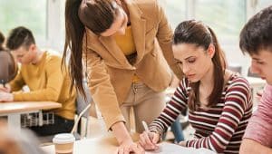 estudantes de faculdade de engenharia elétrica