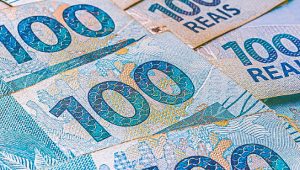 notas de cem representando o salário mínimo