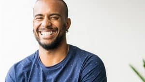 homem sorrindo pois está se autoconhecendo