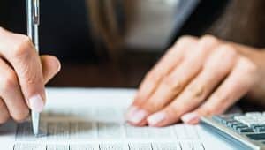 caderno e caneta com a nota do enem