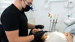 profissional de odontologia clínica