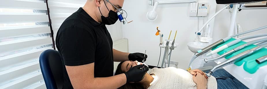 profissional de odontologia clínica