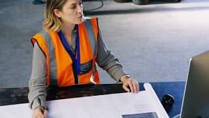 profissional de engenharia civil usando software