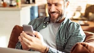 homem buscando no celular vocação profissional