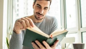 estudante lendo livro