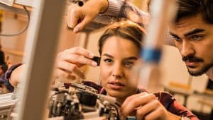 estudantes de engenharia elétrica