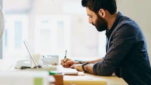 estudante de engenharia civil fazendo tcc