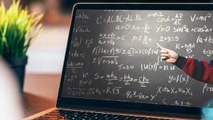 computador com aula de matemática ead