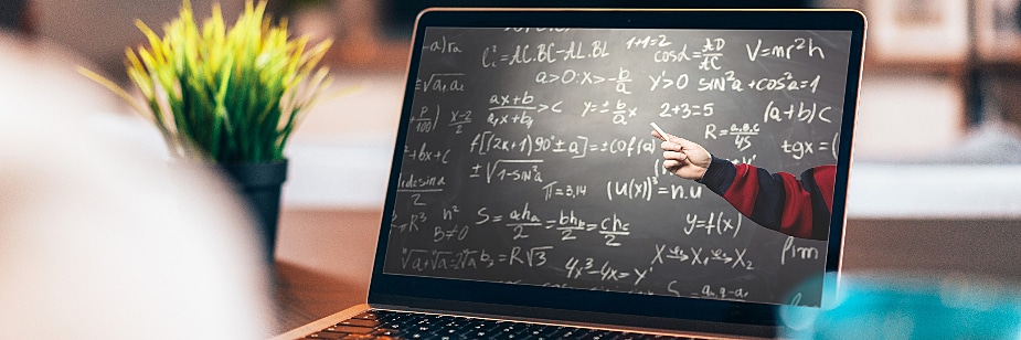 computador com aula de matemática ead