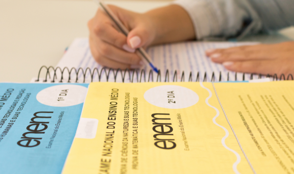 Caderno do Enem e pessoa estudando. Como funciona a segunda graduação.