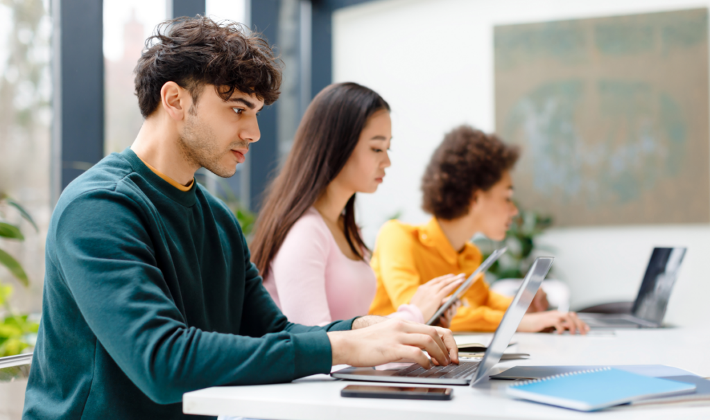 Três alunos estudando em sala de aula. Como funciona a segunda graduação.