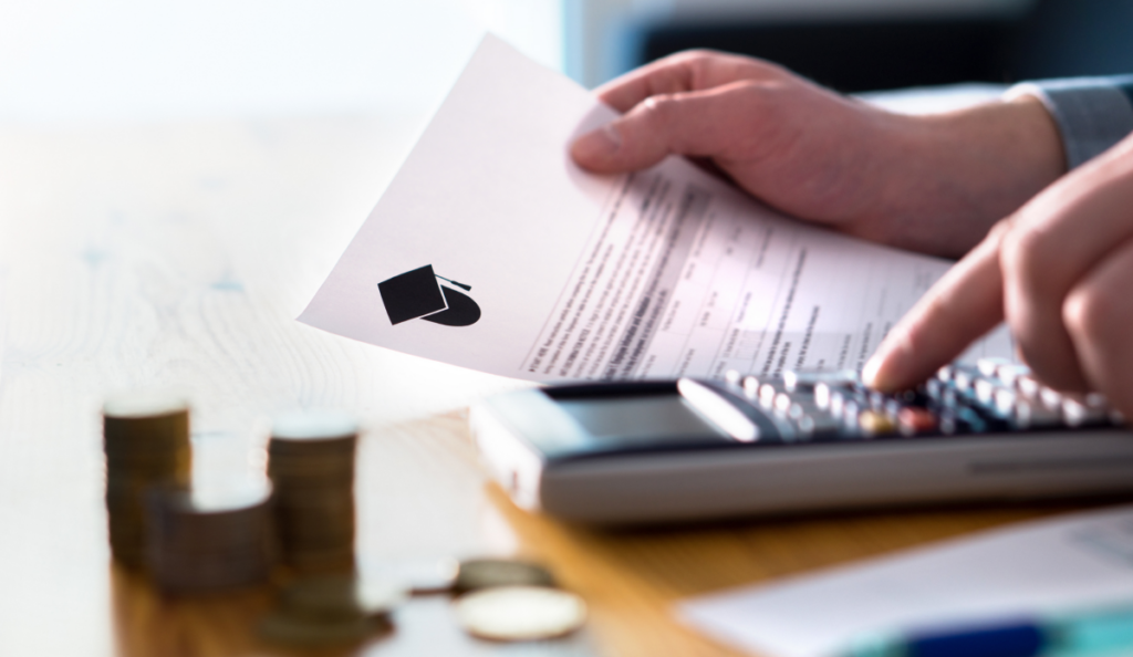 Pessoa olhando calculando contas na calculadora. Como funciona a segunda graduação.