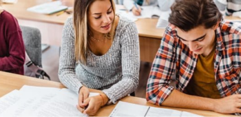 Três alunos em uma sala de aula estudando. Como funciona a segunda graduação.